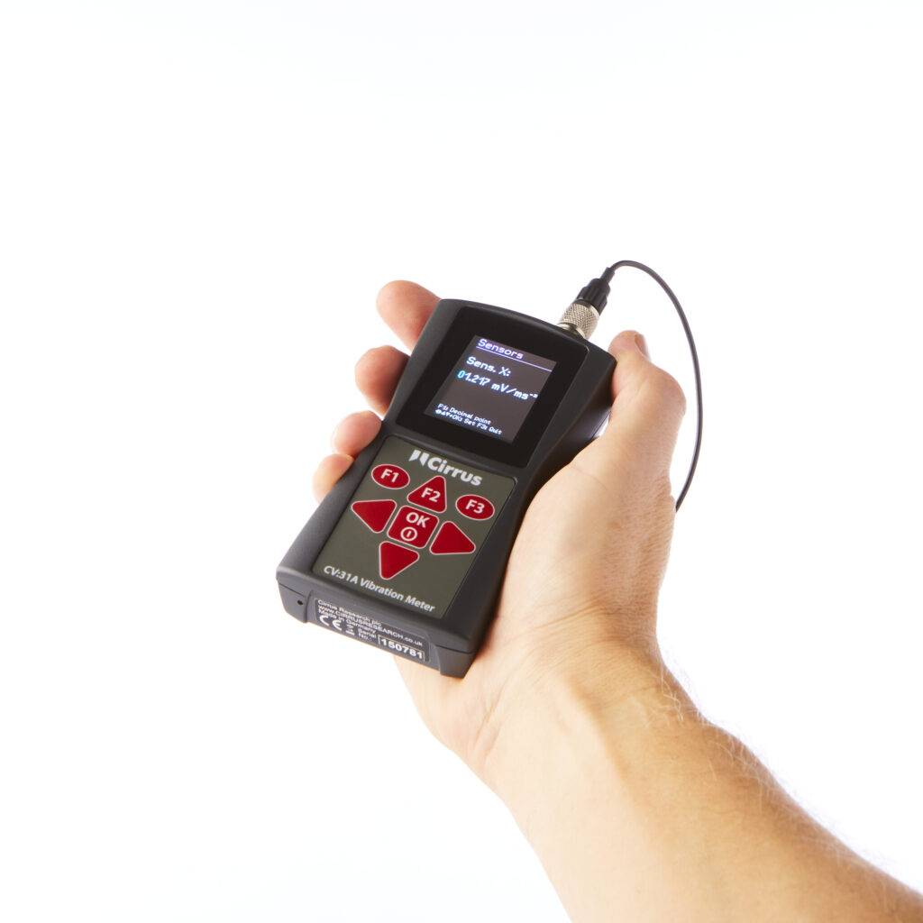 振动测量和树木手术产品:一幅手持转臂振动计的图像。